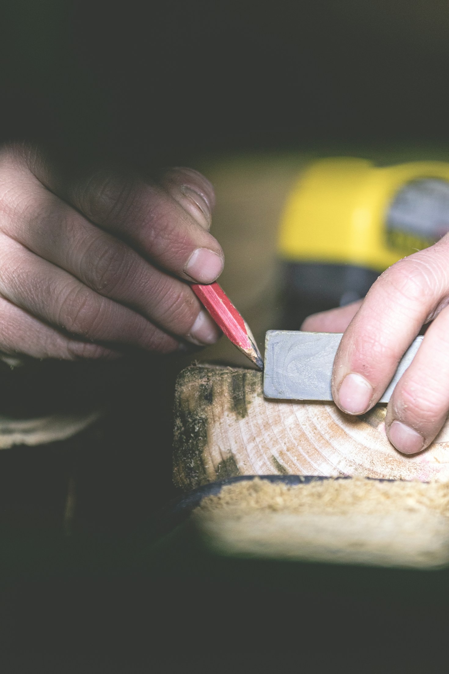 Moderne Wohntrends mit natürlichem Holz umsetzen